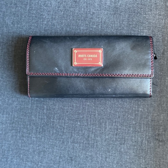 ROOTS CANADA Vintage Genuine Leather Wallet Black Red Accents Trifold CLASSIC - Picture 1 of 6